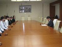 八戸工業高等専門学校の生徒8名が留学前の挨拶のため小林眞市長に表敬訪問し対談している写真