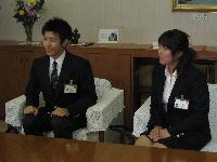 JICA青年海外協力隊員の澤野慶太さんと石藤可苗さんが出発前に小林眞市長に表敬訪問している写真