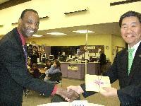 フェデラルウェイ市市長と八戸市市長が笑顔で握手をしている写真
