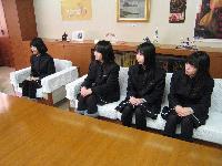 八戸聖ウルスラ学院高等学校の代表生徒4名がアメリカ短期英語研修へ出発前に小林眞市長を表敬訪問し対談している写真