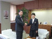 小林眞市長とJICA青年海外協力隊員の伊藤真弓さんが市長室で握手している写真