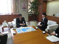 JICA青年海外協力隊員の伊藤真弓さんと小林眞市長が市長室で対談している写真