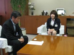 ミウラカナコさんが、小林市長に表敬訪問し、会話している写真