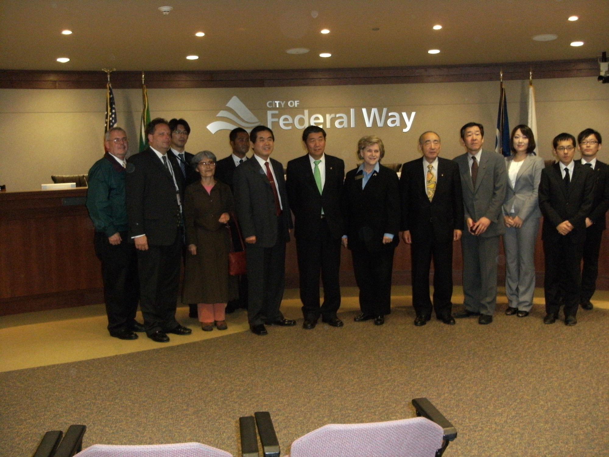 八戸市訪問団がフェデラルウェイ市長を囲んでの記念撮影