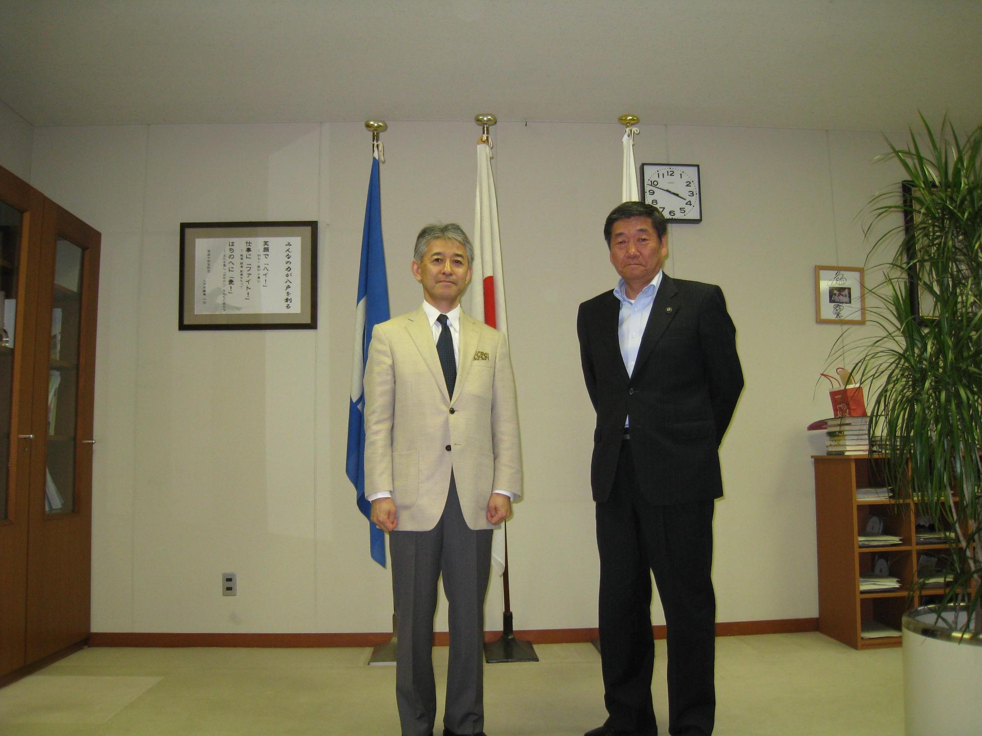 ハセガワススム前イラク特命全権大使が、小林市長に表敬訪問し、記念撮影している写真