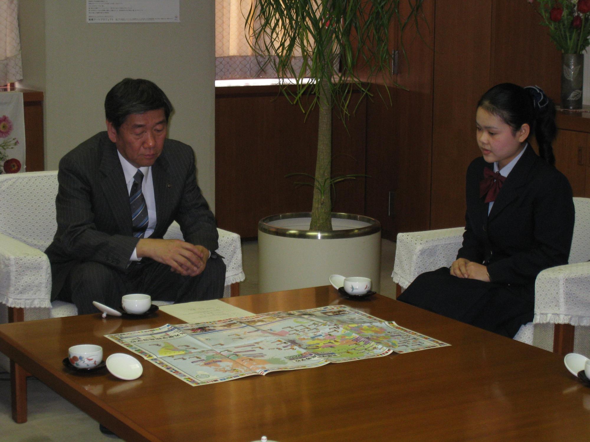 タン・チェンターさんが、小林市長に表敬訪問し、会話している写真