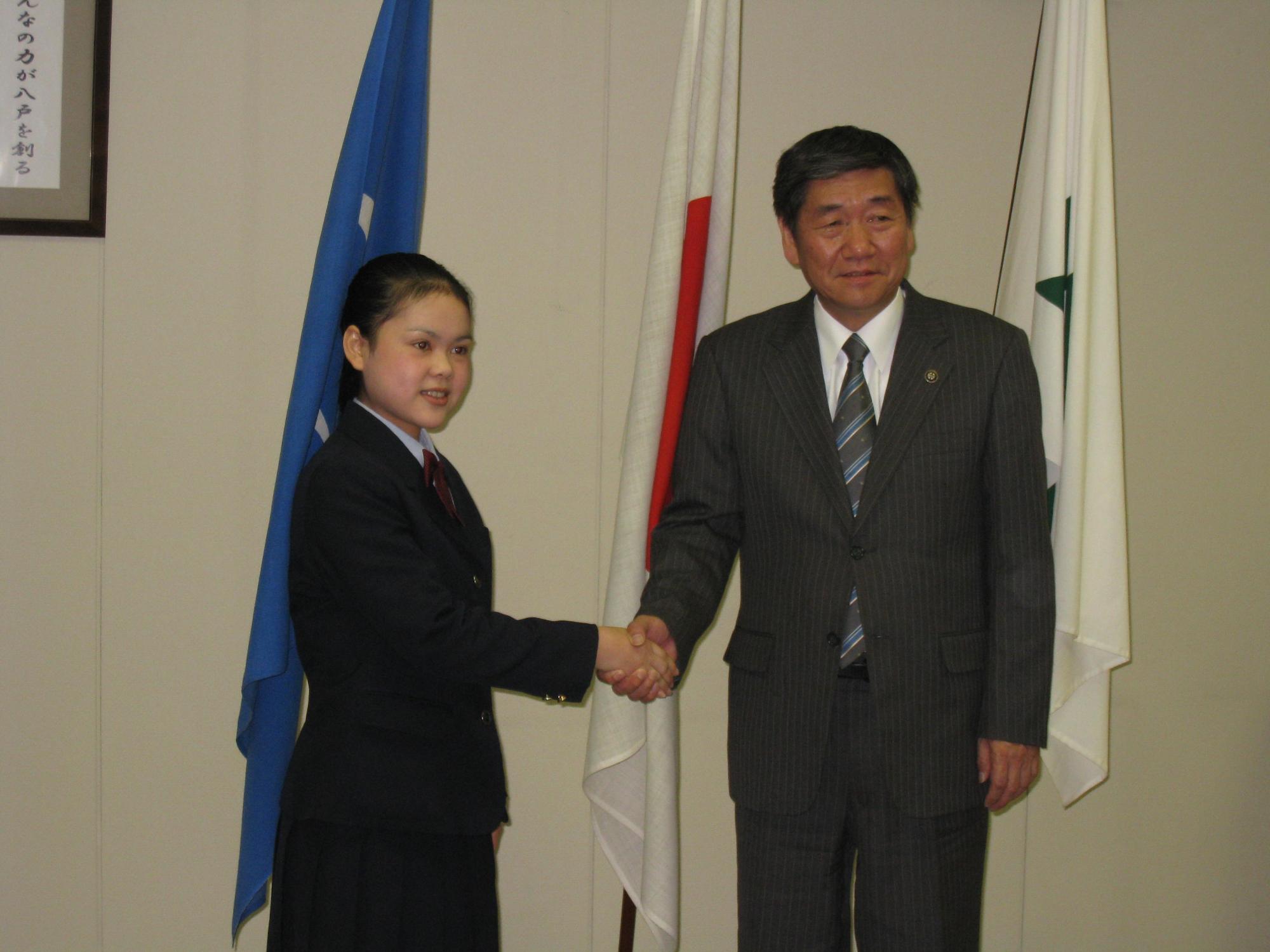 タン・チェンターさん 小林市長に表敬訪問し、握手している写真