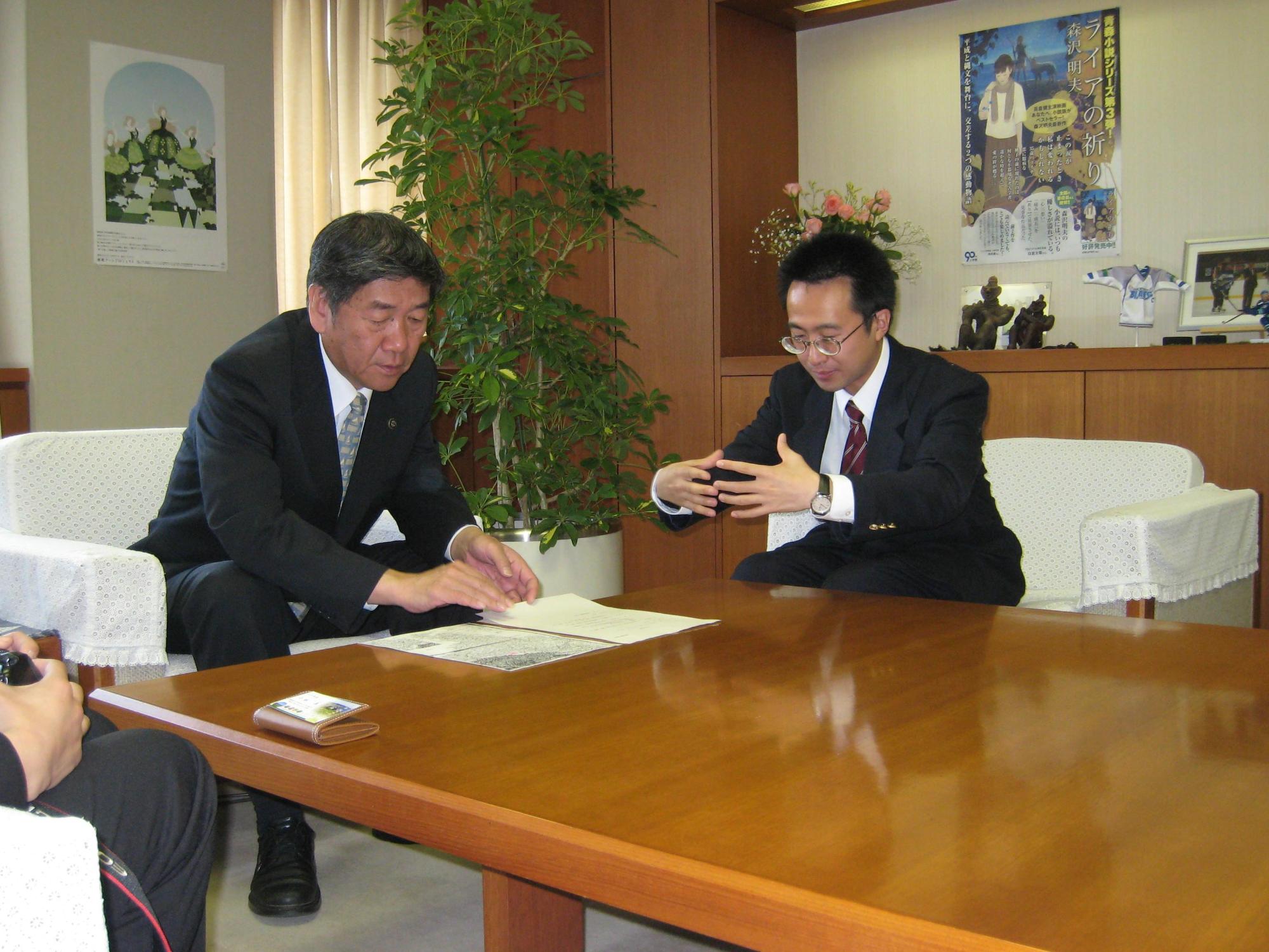 カネタトモユキさんが小林市長に表敬訪問し、会話している写真