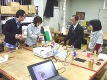 作業台を囲む4人の男女が科学教室指導者育成講座を受ける写真