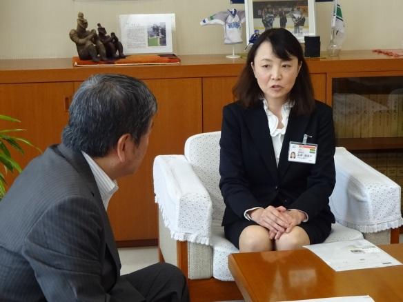 カトウミホコさんが、小林市長に表敬訪問し、会話している写真