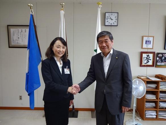カトウミホコさんが、小林市長に表敬訪問し、握手している写真