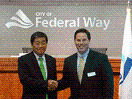 フェデラルウェイ市長と握手する笑顔の小林市長
