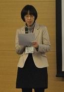 女性チャレンジ講座の企画提案発表会で八戸市に提案するテーマについてプレゼンを実施する神田さんの写真