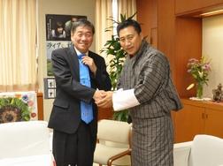 小林市長とゲイロンさんが握手している写真