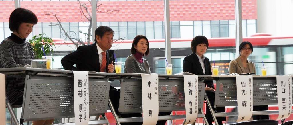 八戸ポータルミュージアム「はっち」の「トーキングカフェ」会場で、理工系の女性達（リケジョ）と市長が意見交換をしている様子の写真