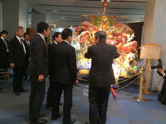 岸田文雄外務大臣ははっちを視察している写真
