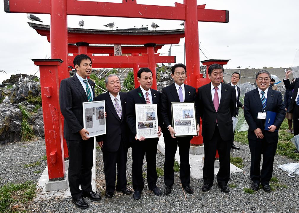 岸田文雄外務大臣は大久喜厳島神社を視察している写真