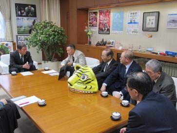 U・S・N国際交流協会の男性5人が、小林市長に表敬訪問し、談笑している写真