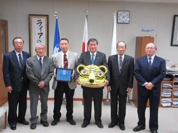 U・S・N国際交流協会の男性5人が、小林市長表に表敬訪問した際に記念撮影をしている写真