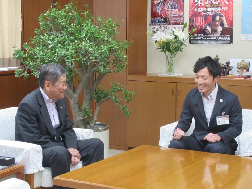 金濱亨さんが、小林市長に表敬訪問し、談笑している写真