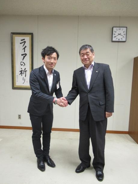 金濱亨さんと小林市長が握手し、記念撮影している写真