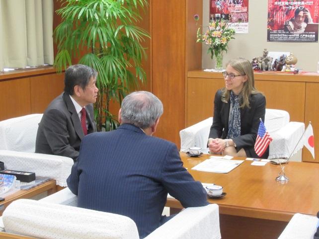 在札幌米国総領事館 首席領事のレイチェル・ブルネット‐チェン氏と小林市長が白いソファーに座って話している写真