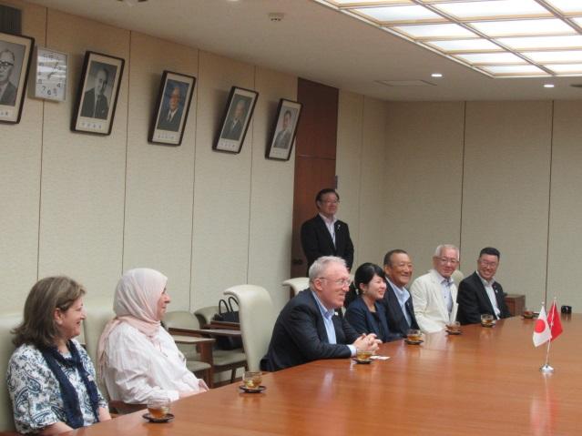 駐日トルコ共和国特命全権大使のハサン・ムラット・メルジャン氏と代表者たちがテーブルに座って話している写真