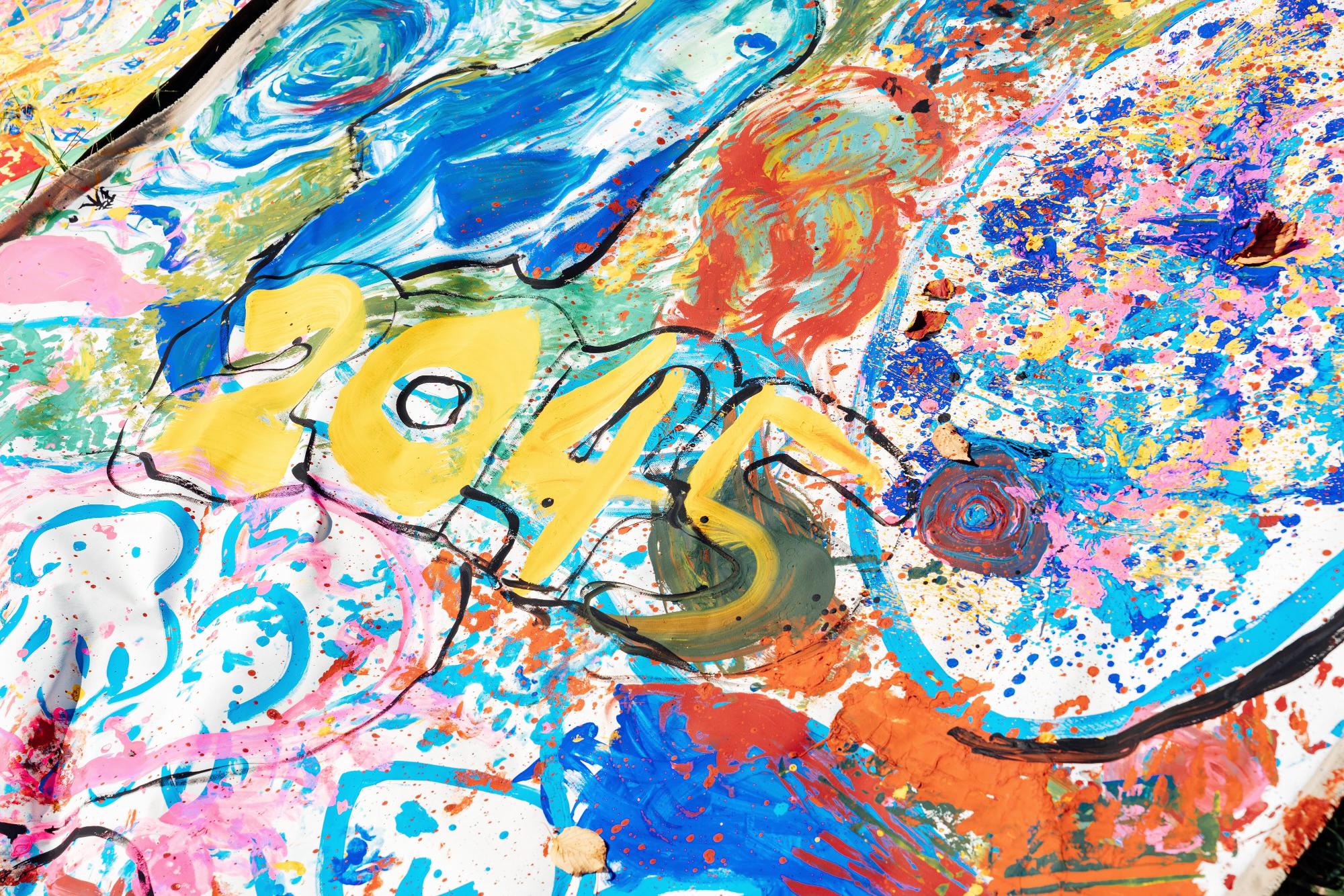 多彩な絵具で描かれたアートの近写。「2045」と書かれており、色とりどりの模様が広がっている。