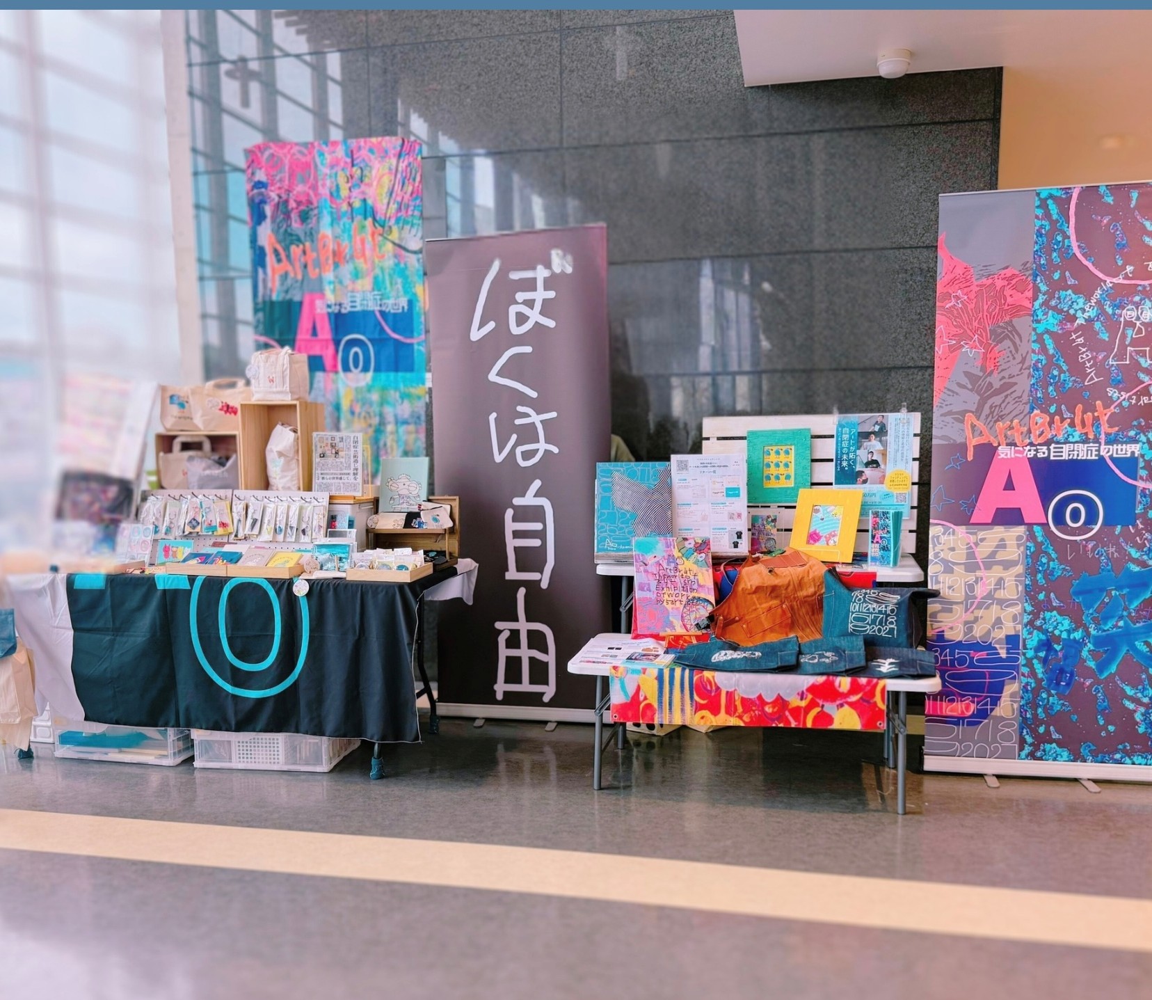 鮮やかな作品が並ぶブース。