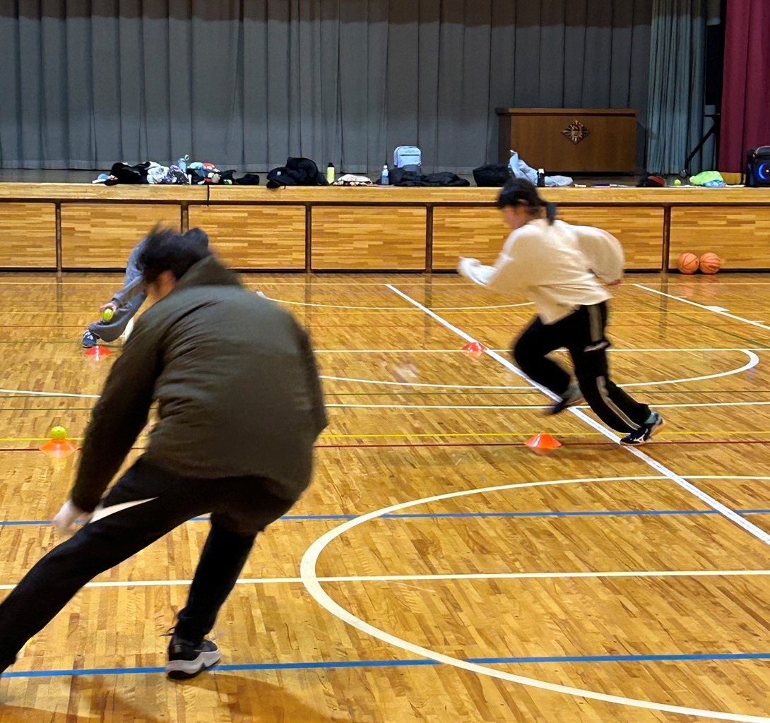 室内でアジリティトレーニングを行っている様子。運動能力を高めるための様々な運動を全力で行っている。