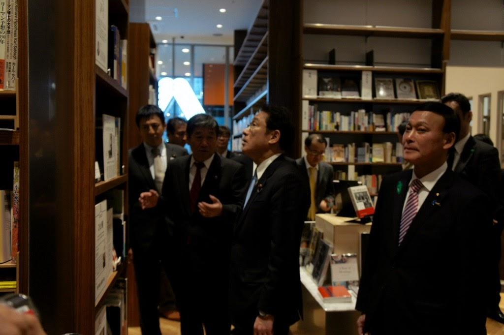岸田文雄外務大臣は八戸ブックセンターを視察している写真