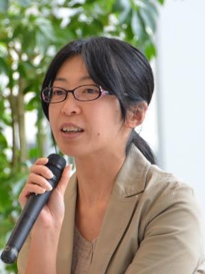 マイクを片手に、八戸高専の有機化学分野助教授として教壇に立つようになったきっかけを語る川口恵未さんの写真