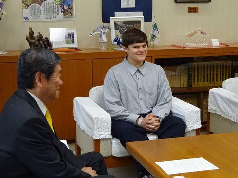 ジェイコブ・ペリン・スイートサーさんが、小林市長に表敬訪問し、会話している写真