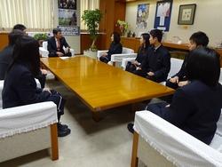 八戸聖ウルスラ学院高等学校の代表生徒6名が小林市長に表敬訪問し、会話している写真