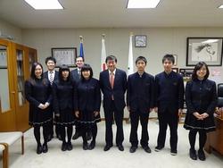 八戸聖ウルスラ学院高等学校の代表生徒6名が、小林市長らと記念撮影している写真