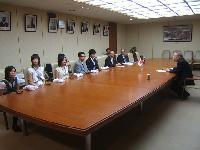 基隆扶輪社の5名の社員が小林眞市長に表敬訪問し対談している写真