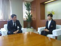 木下直美さんが小林眞市長が椅子に腰掛け対談している写真