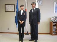 木下直美さんと小林眞市長が記念撮影している写真