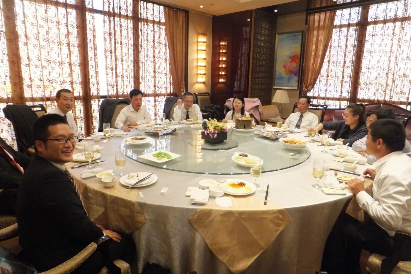 大平副市長を団長とする6名と蘭州市人民政府の人たちが一つ大きいのテーブルに座っている写真