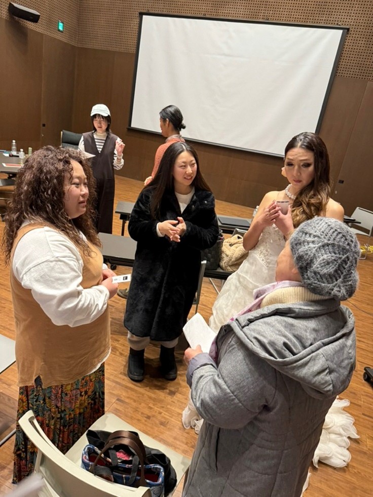 小グループで交流している参加者たち