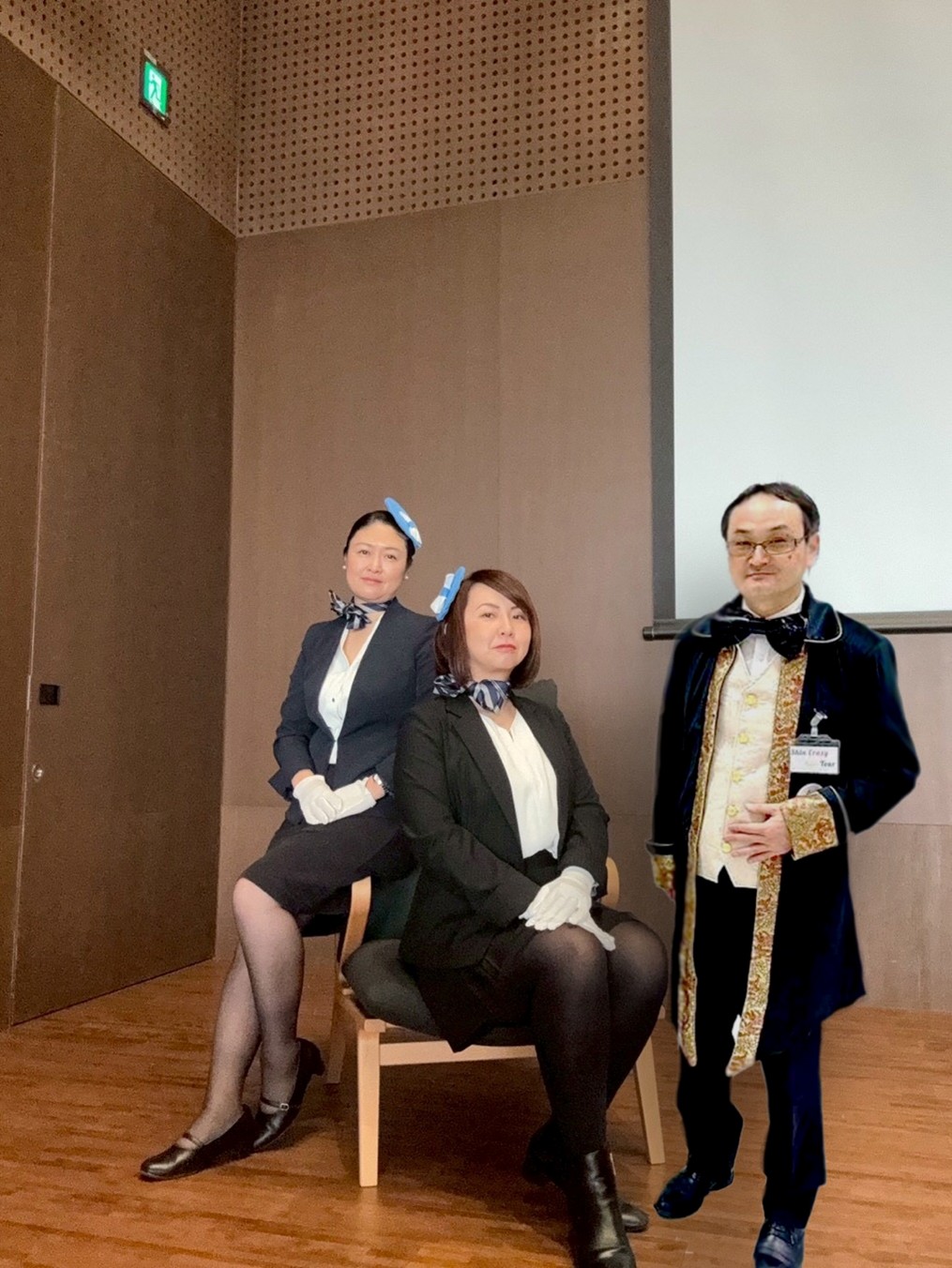 会場でフォーマルな服装をしたEdulinksメンバー3人が並んでいる