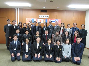 八戸工業高等専門学校生と教職員と市長の集合写真