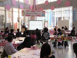 参加者の皆さんが八戸市長の発表を聞いている写真1