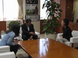 サワハシキヌヨさんが、小林市長らに表敬訪問し、会話している写真