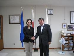サワハシキヌヨさんが、小林市長に表敬訪問し、記念撮影している写真