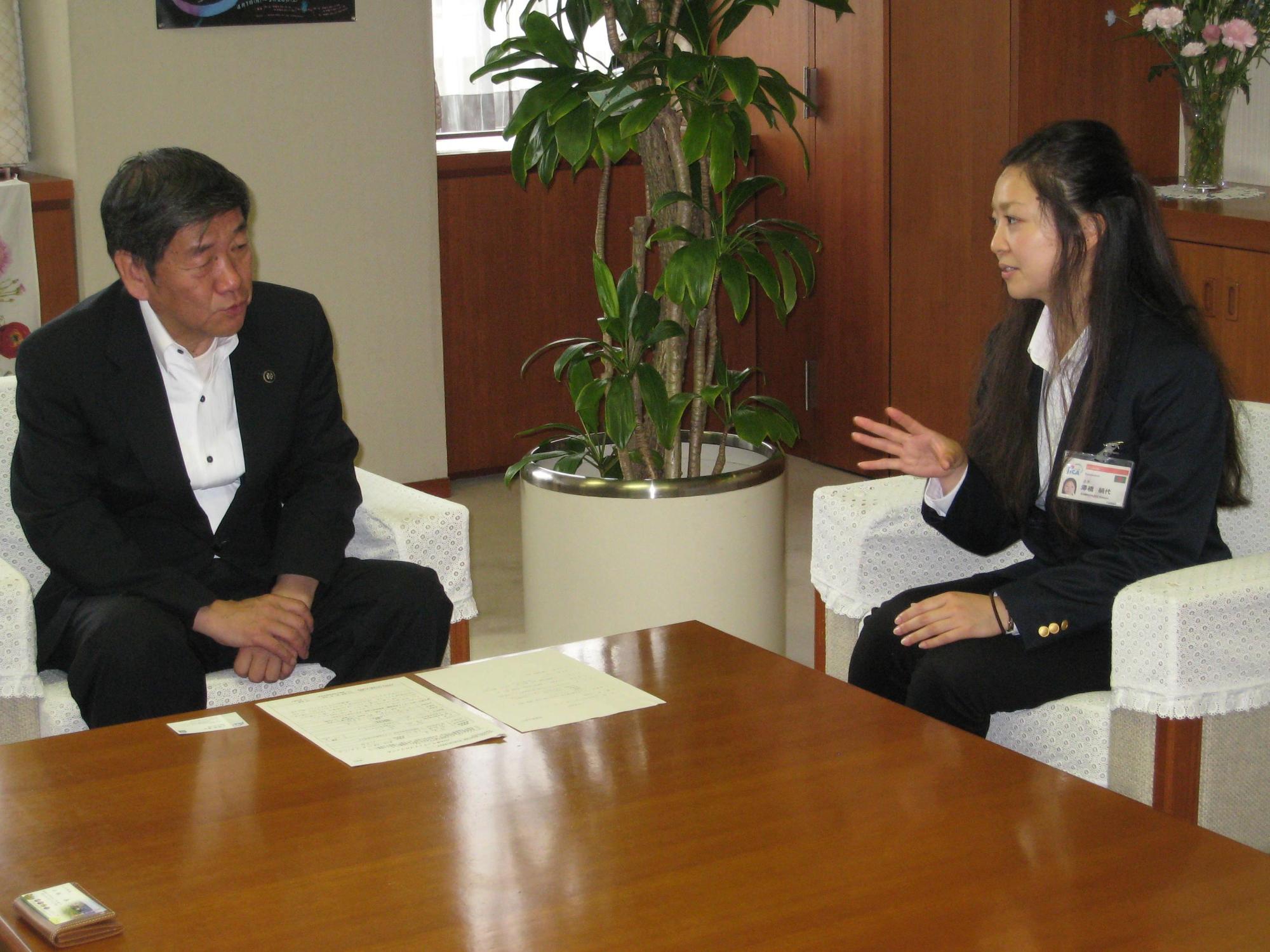 サワハシキヌヨさんが、小林市長に表敬訪問し、会話している写真