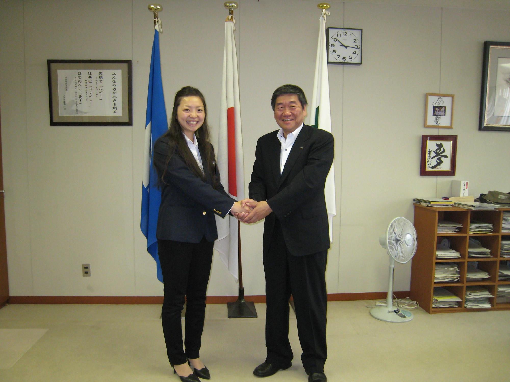 サワハシキヌヨさんが、小林市長らに表敬訪問し、握手している写真