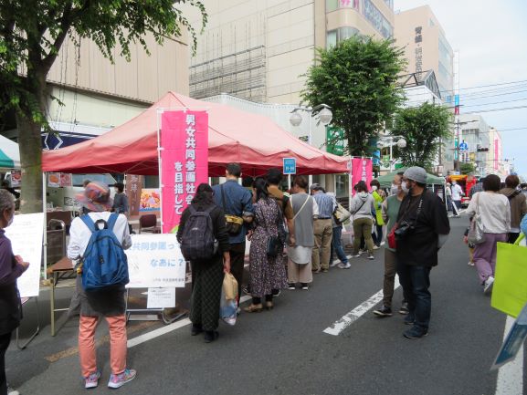 はちのへホコテンに出展した男女共同参画ブースのパネルアンケートに並ぶ人々の写真