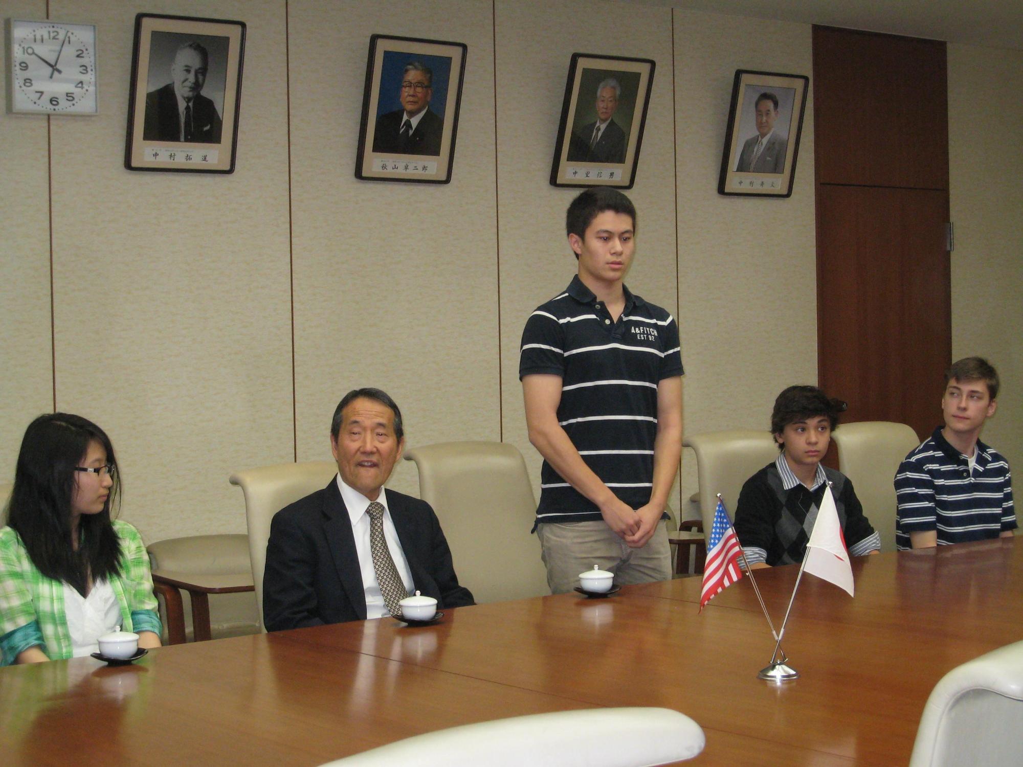 エビエーション高校からの短期留学生7名が、小林市長に表敬訪問し、会話している写真