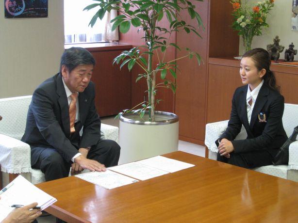 イトウマユミさんが小林市長に表敬訪問し、会話している写真